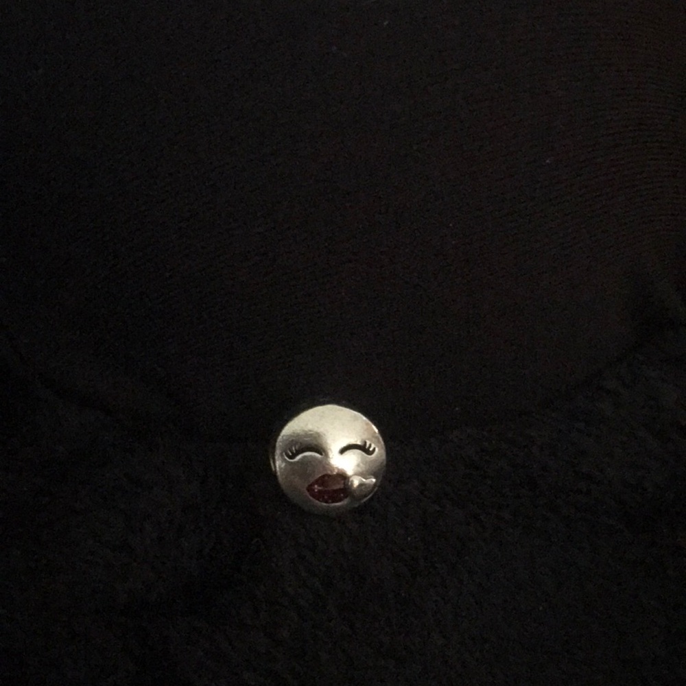 Pandora kiss charm